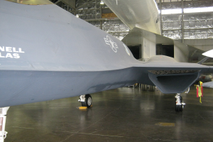 Ein großes Passagierflugzeug mit zwei Triebwerken, Tragflächen und einem Höhenruder, das am Himmel fliegt.