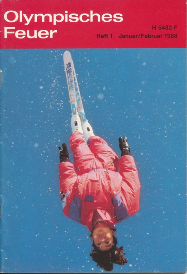 Ein Buchumschlag mit einem Skifahrer in der Luft, der einen Ski-Anzug trägt, mit der Inschrift "Olympische Spiele Feuer - Heft 1 - Januar/Februar 1988"