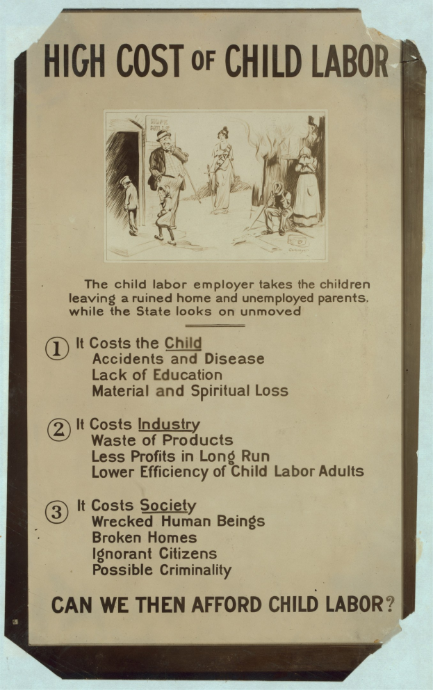 Plakat mit der Aufschrift 'Hohe Kosten der Kinderarbeit' auf blauem Hintergrund mit weißer Schrift und Rahmen, das eine kreisförmige Anordnung verschiedener Gesichter um den Titel zeigt.