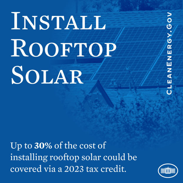 Ein Plakat mit Text, das eine 2023er Steuergutschrift für die Dachsolarinstallation bewirbt, mit einem Gebäude mit Solarpanelen und Bäumen im Hintergrund.