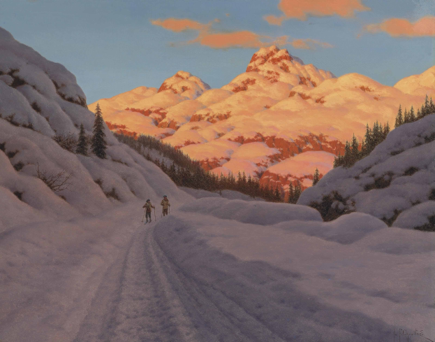 Zwei Personen Langlaufski auf einer schneebedeckten Gebirgsstraße hinunter, umgeben von schneebedeckten Bäumen und Hügeln unter einem bewölkten Himmel.