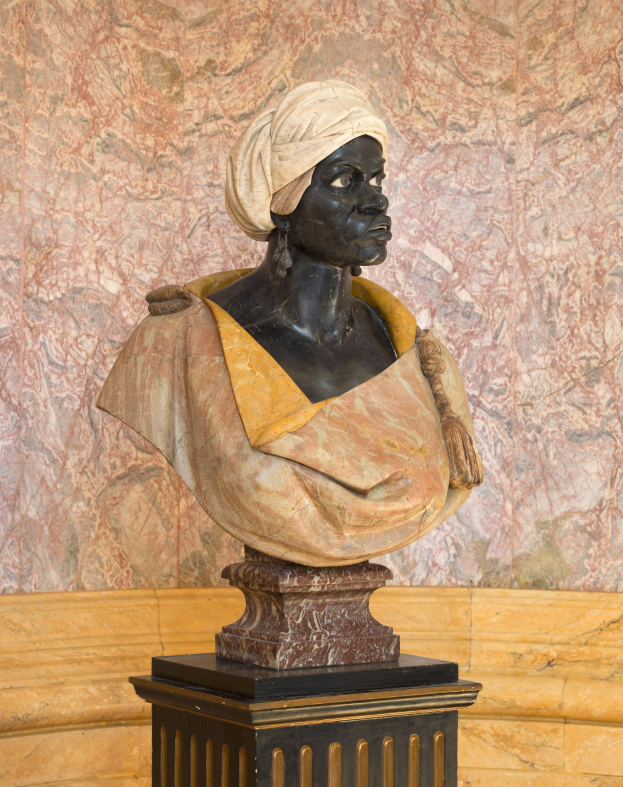 Büste einer Frau mit Turban auf einem Sockel, mit Text, der besagt, dass sie die erste afrikanische Frau ist, die zum US-Präsidenten gewählt wurde.