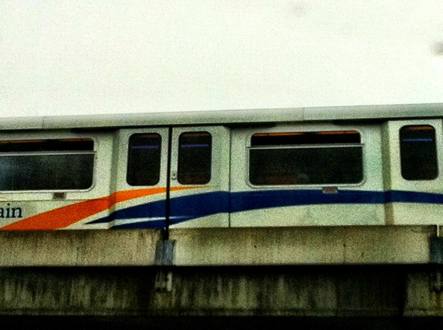 Ein Zug fährt auf einer Brücke.