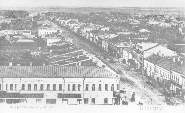 Schwarz-weiß-Foto einer Stadtstraße in Krasnoyarsk, Russland, mit Gebäuden, Bäumen und Menschen, mit Text unten: "Krasnoyarsk, die Hauptstadt von Russland."
