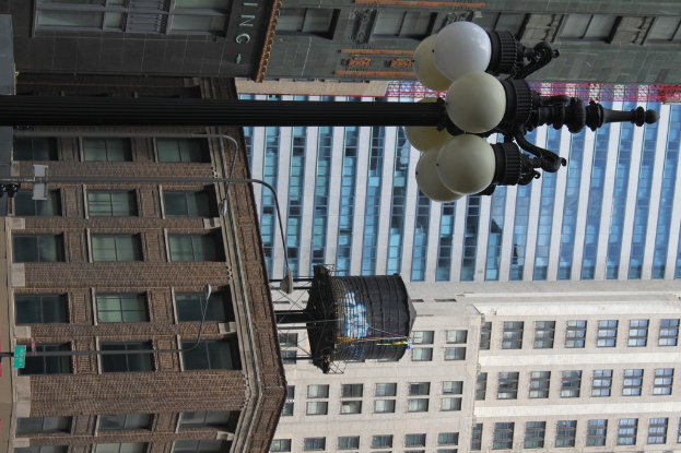 Ein paar Gebäude mit Pfählen, Lampen, Fenstern und einem Wassertank oben drauf.