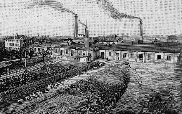 Schwarze und weiße Zeichnung einer Fabrik mit rauchenden Schornsteinen, umgeben von Gebäuden, Bäumen, Pflanzen, Pfählen und Bahnschienen, beschriftet mit "1892 - die Eisenfabrik" unten.