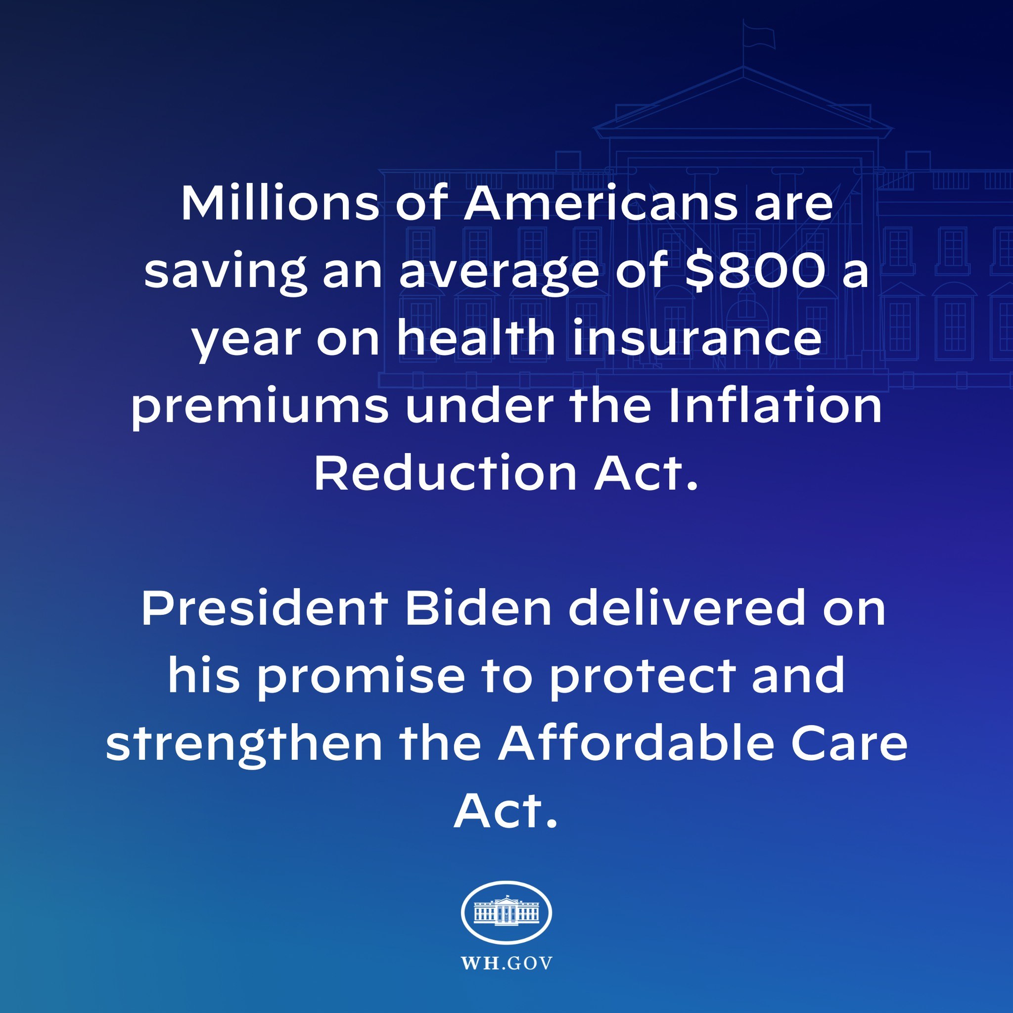 Blauer Hintergrund mit weisser Schrift, die besagt, dass Millionen von Amerikanern durchschnittlich 800 USD pro Jahr an den Gesundheitsversicherungsprämien unter dem Inflation Reduction Act sparen, mit einem Logo.