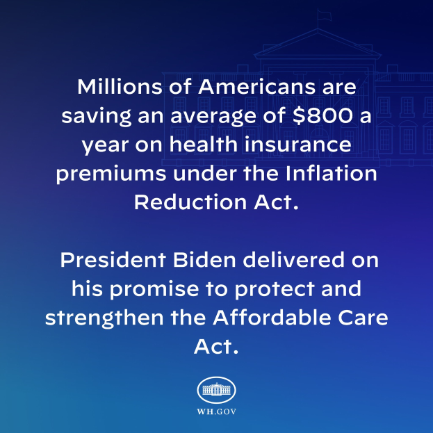 Blauer Hintergrund mit weisser Schrift, die besagt, dass Millionen von Amerikanern durchschnittlich 800 USD pro Jahr an den Gesundheitsversicherungsprämien unter dem Inflation Reduction Act sparen, mit einem Logo.