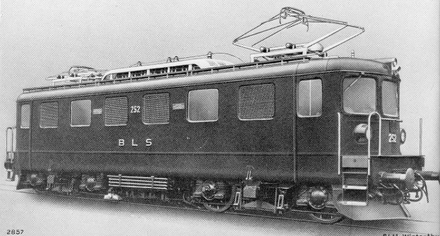 Schwarzes und weißes Foto eines Elektrolokomotivs auf den Schienen mit dem Text "Elektrolokomotive" unten.