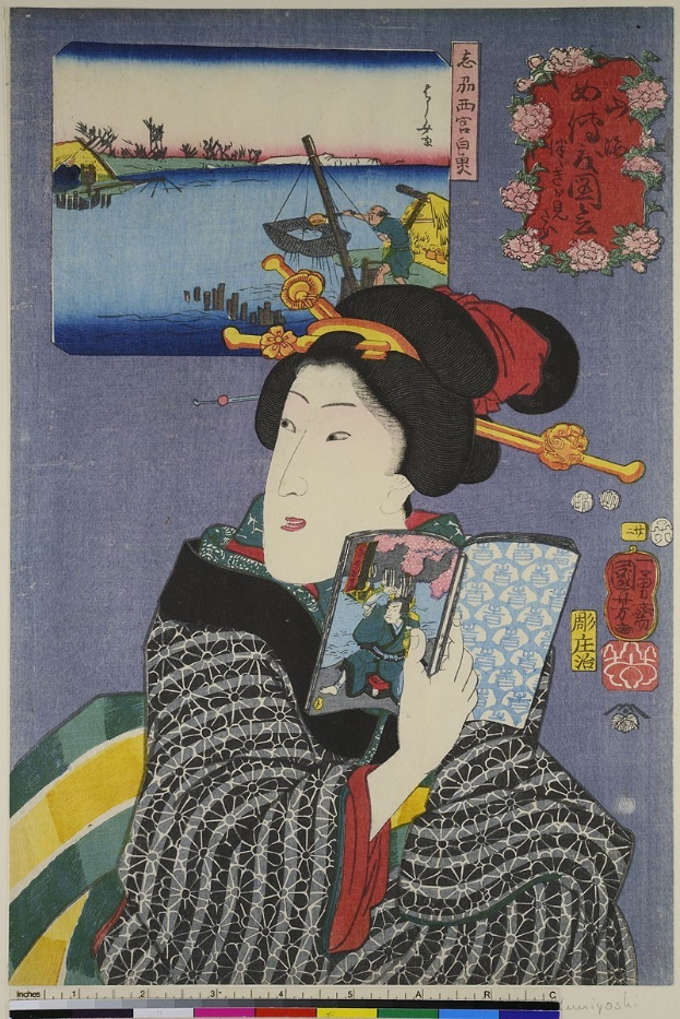 Eine Frau in einem Kimono, die einen Fächer hält, steht vor einem bunten Plakat von Utagawa Kunisada Toyokuni III aus der Serie Fifty-Three Stations of the Tokaido, das eine Frau mit einem Fächer zeigt.