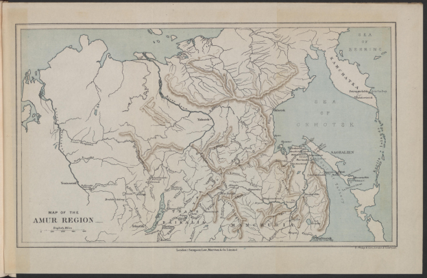 Ein altes Buch mit einer detaillierten Karte der Amur-Region, die geografische Merkmale wie Flüsse, Berge und Städte zeigt, zusammen mit Text, der zusätzliche Informationen bietet.