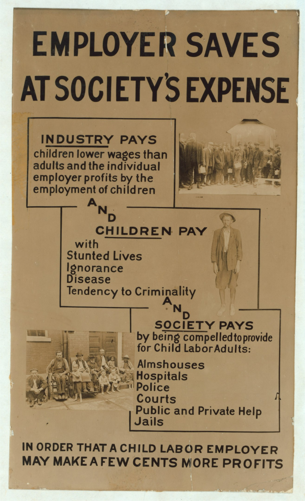 Ein hellgelbes Plakat mit einem weißen Rand zeigt eine fette schwarze Schrift, die den Text 'Arbeitgeber spart auf Kosten der Gesellschaft' und Bilder einer vielfältigen Gruppe von Menschen zeigt.