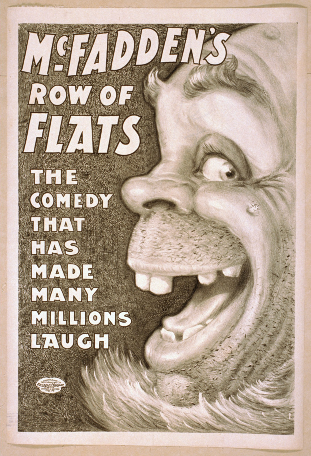 Plakat mit einem lachenden Menschen mit wilden Haaren, weiten Augen und einem breiten Grinsen, eingerahmt von einem hellgelben Hintergrund, mit der Aufschrift "McFadden's Row of Flats: The Comedy That Has Made Many Millions Laugh."