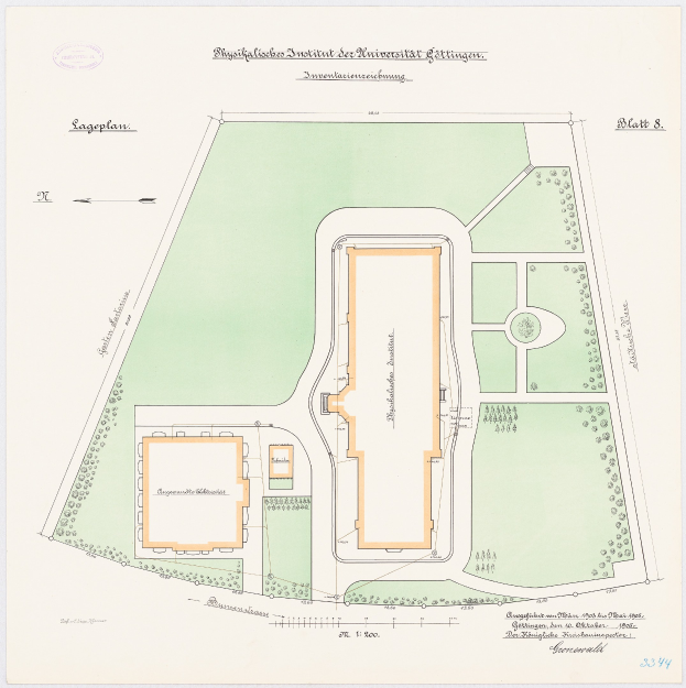 Eine handgezeichnete Architekturzeichnung eines Gebäudes mit einem zentralen Garten, umgeben von einem Zaun und zugänglich über einen Weg, mit zusätzlichen Textanmerkungen auf dem Papier.