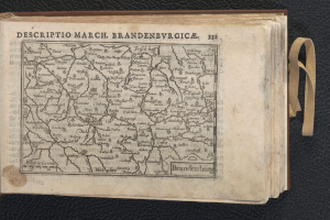 Ein aufgeschlagenes Buch mit einer detaillierten Karte von Brandenburgs Geographie auf schwarzem Hintergrund.