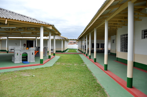 Unterkünfte mit Säulen und Räumen, umgeben von einer Grasfläche.