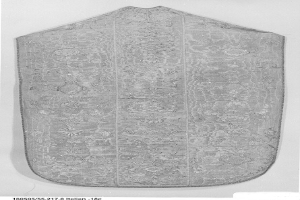 Ein Schwarz-Weiß-Foto eines 17. Jahrhundert-Tuchs mit einem floralen Design, möglicherweise ein Gewand, mit Text unten für weitere Informationen.