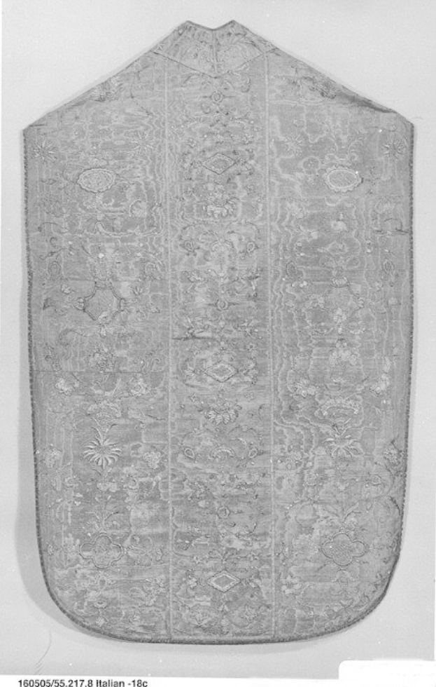 Ein Schwarz-Weiß-Foto eines 17. Jahrhundert-Tuchs mit einem floralen Design, möglicherweise ein Gewand, mit Text unten für weitere Informationen.