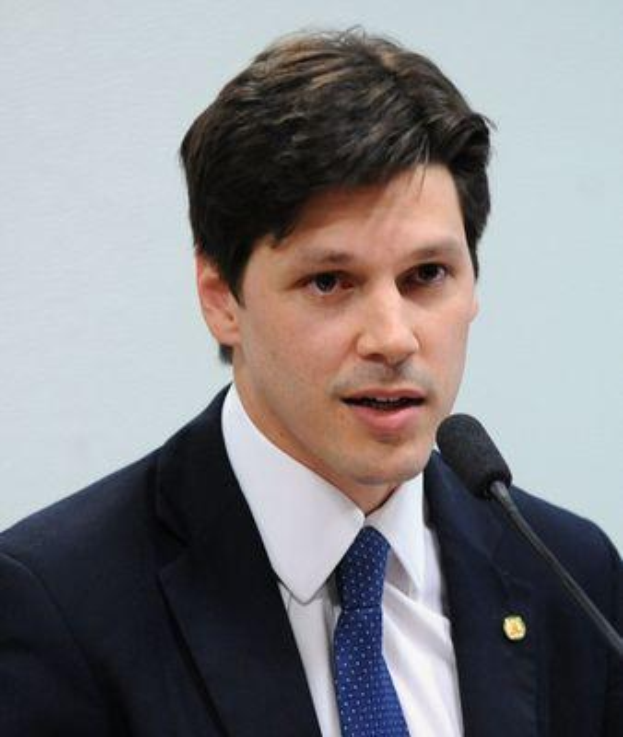 Ein Mann im Anzug und Krawatte spricht vor einer Wand in ein Mikrofon, wahrscheinlich in Reaktion auf Nachrichten über ein Regierungsgesetz zur Verbot des Internets.