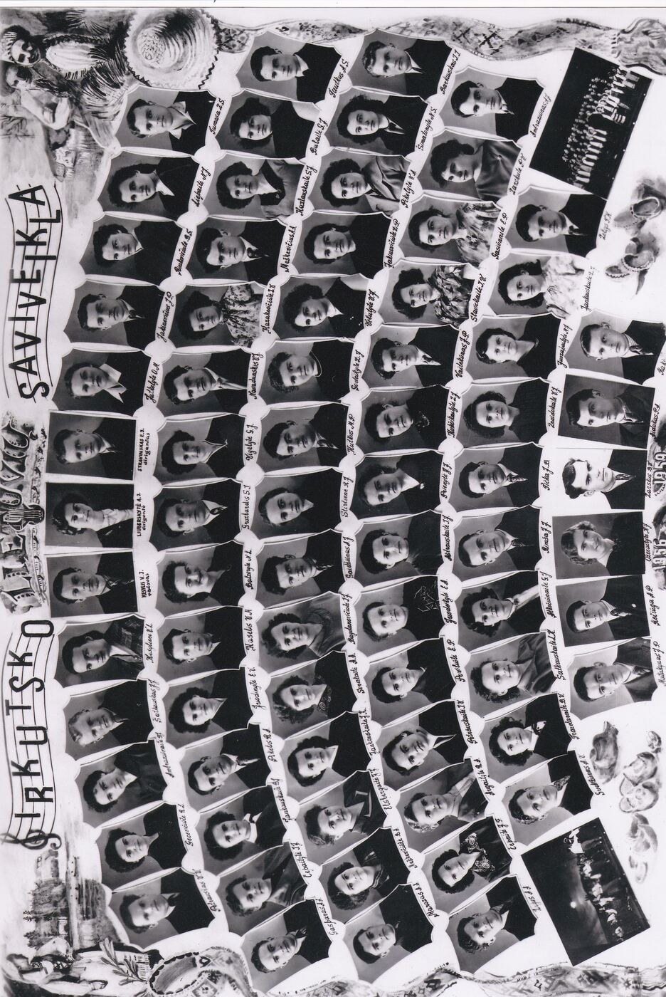 Schwarz-weiß-Foto einer Gruppe strahlender Menschen in einem Kreis von einer Jahrbuchseite der Sarasota High School.