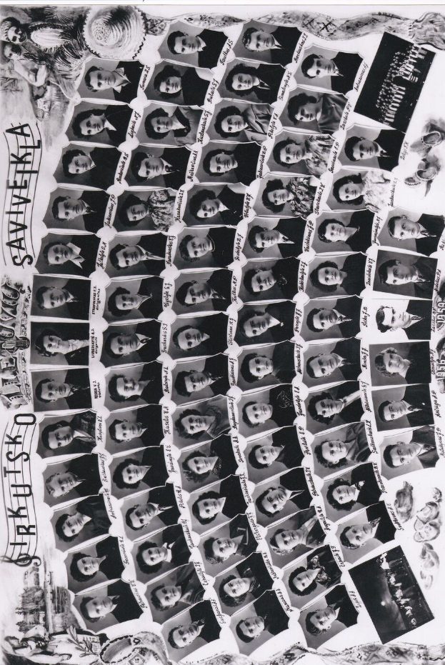 Schwarz-weiß-Foto einer Gruppe strahlender Menschen in einem Kreis von einer Jahrbuchseite der Sarasota High School.