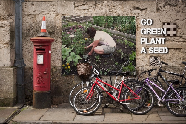 Mehrere Fahrr√§der sind in der N√§he einer Briefkasten mit einer Sicherheitst√ľte darauf geparkt, mit einem Plakat an einer Wand im Hintergrund und einem Weg am unteren Rand des Bildes.