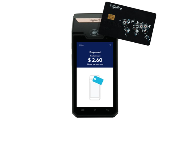 Mobiltelefon mit einer Zahlungsseite neben einer Kreditkarte, die ein Ingenico-Mobilzahlungssystem suggeriert.