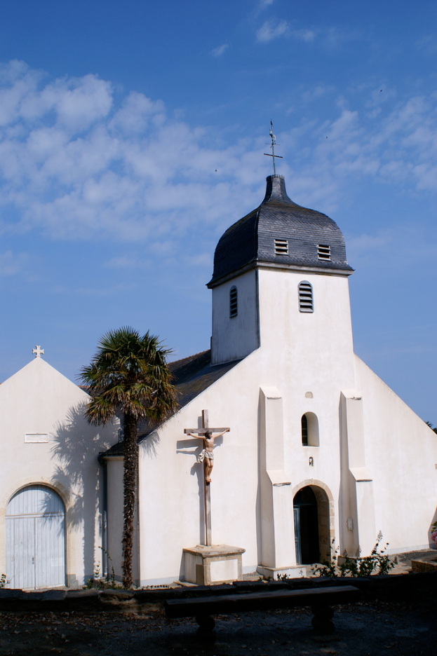 Eine Kirche dominiert prominent die Mitte des Bildes.