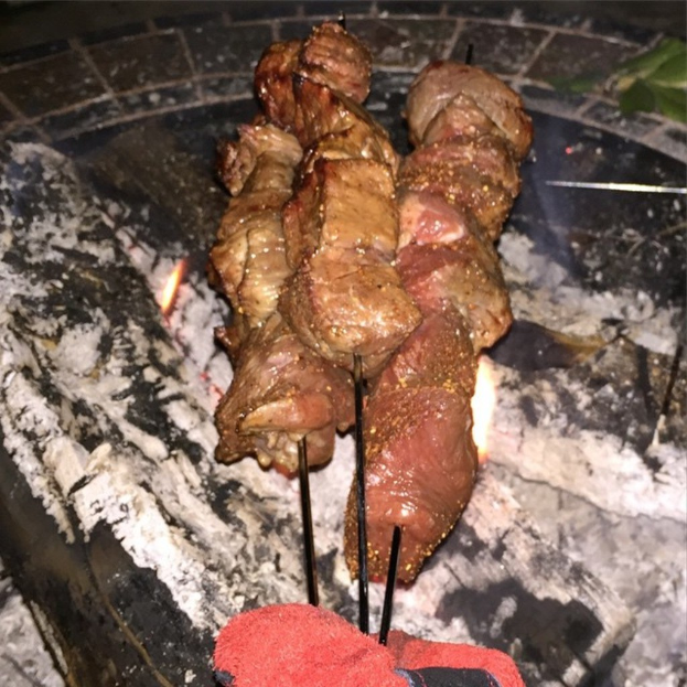 Ein Teller mit Essen.