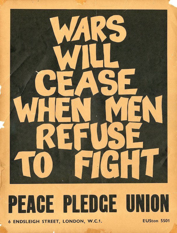 Fetter schwarzer Text auf einem weißen Hintergrund liest "Kriege werden aufhören, wenn Männer sich weigern zu kämpfen", eine Aufrufaktion gegen den Krieg und für Frieden.