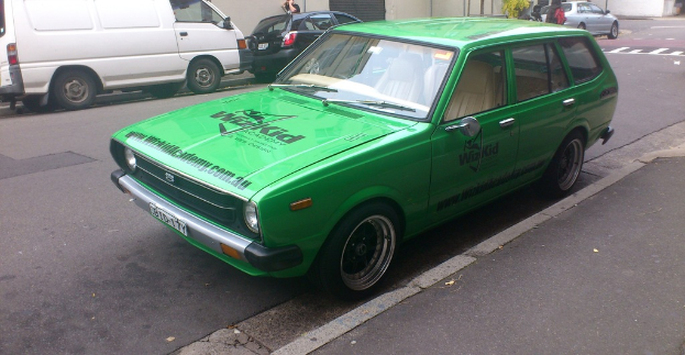 Eine Person in der NÃ¤he einer StraÃŸe mit Fahrzeugen.