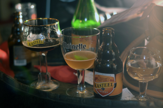 Eine Gruppe von Weingläsern und zwei Weinflaschen sind auf einem Tisch angeordnet.