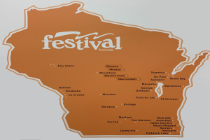Ein farbenfrohes Plakat von Wisconsin voller verschiedener Früchte, Gemüse und Snacks mit der Aufschrift "Festival Foods".