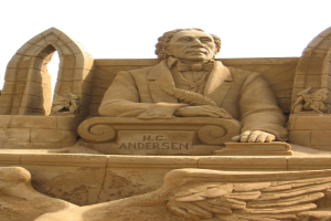 Skulpturen und eine Wand mit Text in der Mitte.