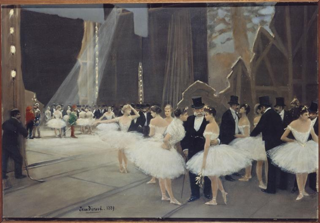Bildnis 'Tanz an der Oper' von Jean Beraud aus dem Jahr 1889 zeigt eine Gruppe von Tänzerinnen in weißen Tutus und Hüten auf einer Bühne mit Bühnenbeleuchtung und einem Photo-Rahmen.