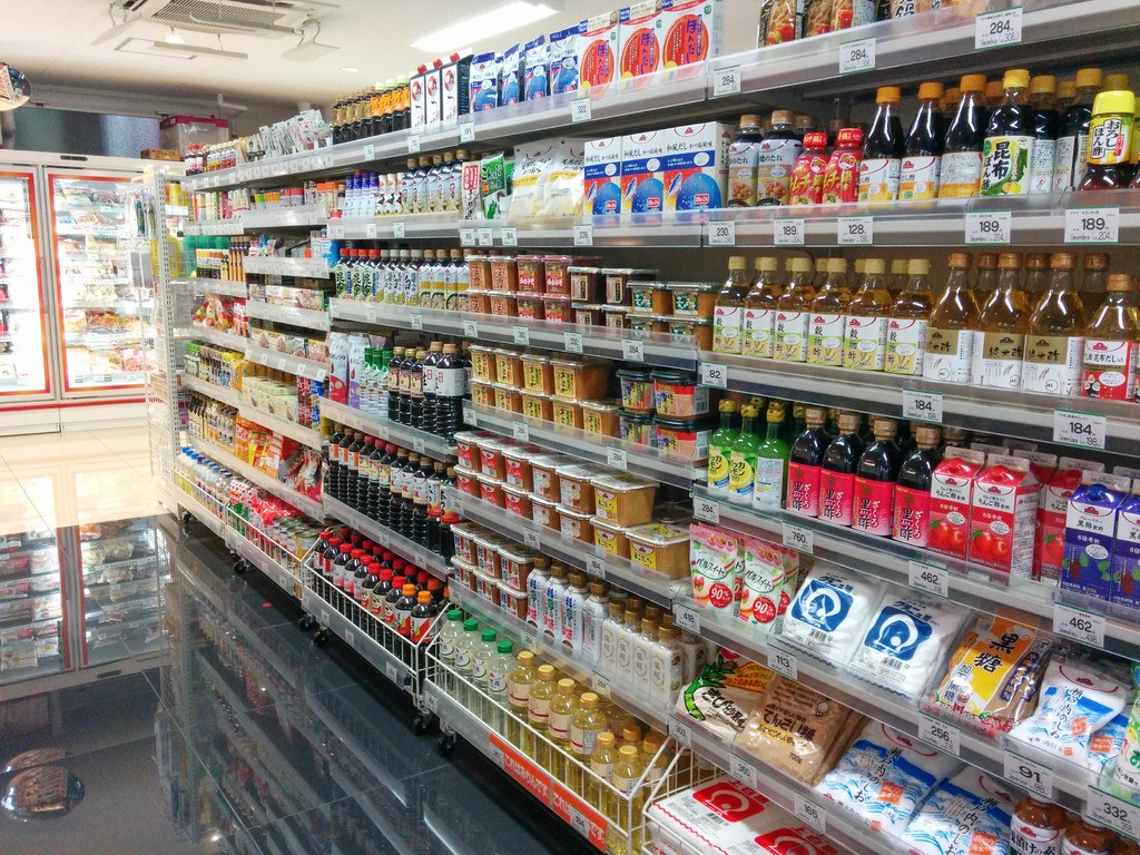 Eine Supermarktwäsche mit verschiedenen Lebensmitteln.