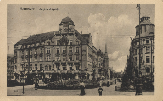 Ein altes Schwarz-Weiß-Foto einer Stadtstraße in Hannover, Deutschland, mit Gebäuden, Straßenlaternen, Menschen, die spazieren gehen, Pflanzen, Bäumen und einem bewölkten Himmel, mit Text oben auf dem Bild.