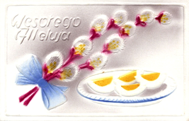 Alte Postkarte mit einem Teller voller bunter Eier, umgeben von einem dekorativen Blumenmuster, mit der Aufschrift "Ostereier".