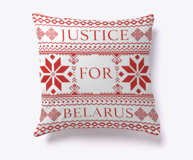 Ein rotes und weißes Kissen mit den Worten 'Justice for Belarus' auf einem weißen Hintergrund.