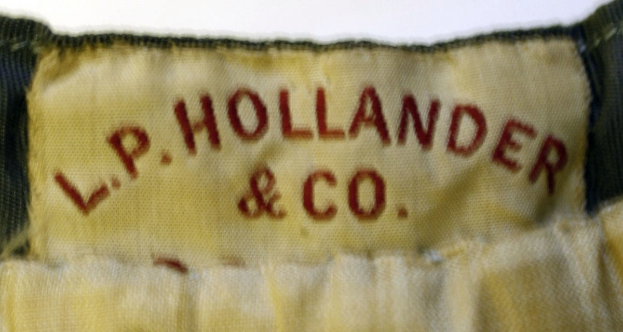 Nahaufnahme eines Stoffetiketts mit dem Aufdruck "L.P. Hollander & Co"