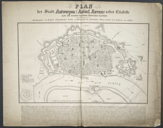 Eine detaillierte Karte von Berlin auf dem Cover eines alten Buches, begleitet von Texten über die Einwohnerzahl, Sehenswürdigkeiten und Straßen der Stadt.