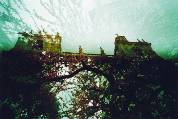 B├Ąume in der N├Ąhe einer historischen Konstruktion mit einer Br├╝cke.