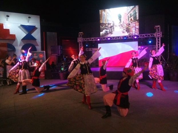 Shah Rukh Khan tanzt zu 'Pathaan' und 'DDLJ'-Liedern, zeigt seine charakteristische Pose bei Mangaluru-Event; interne Videos gehen viral