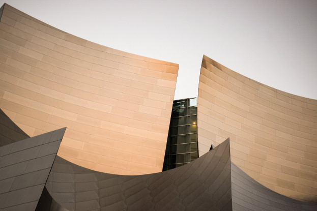 Außenansicht des ARTIST Concert Hall in Los Angeles, ein modernes Gebäude mit Glasfenstern vor einem klaren blauen Himmel.
