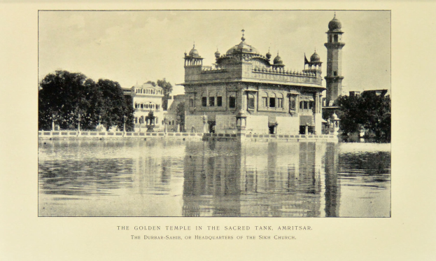 Der goldene Tempel in Amritsar spiegelt sich in einem heiligen Teich, umgeben von Wasser, Bäumen und einem klaren Himmel, mit Text am unteren Bildrand.
