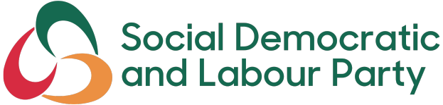 Der Text "Sozialdemokratische Partei Deutschlands" in fetter schwarzer Schrift, mittig auf einem weißen Hintergrund mit einem schmalen schwarzen Rand.