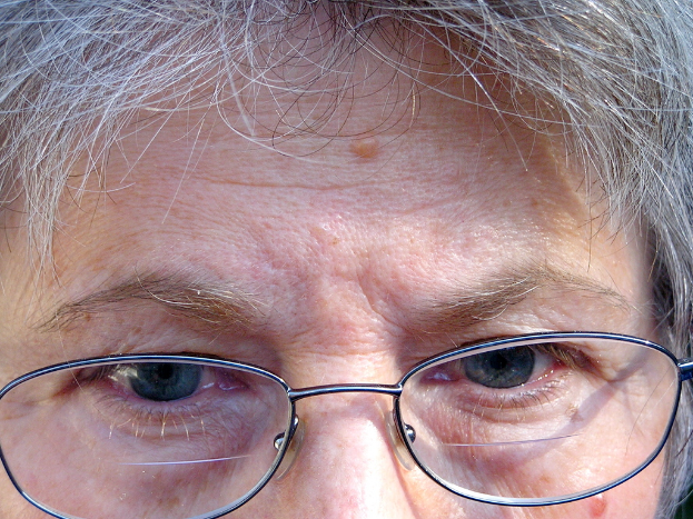 Ein Nahaufnahme einer Person mit Brille.