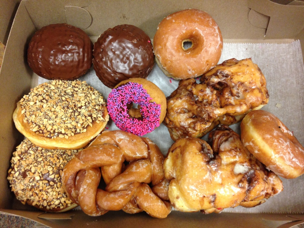 Eine Schachtel mit verschiedenen Süßigkeiten.