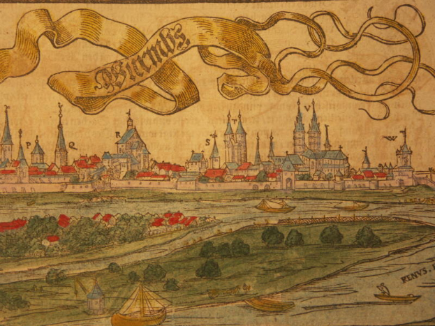 Ein altes Stadtplan von einer Stadt mit einem Fluss, Gebäuden, Bäumen, Booten und Text auf dem Papier.