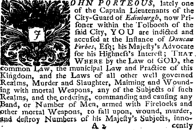 Ein Schwarz-Weiß-Bild eines Mannes im Anzug und mit Krawatte, mit dem Text: "John Porteous, kürzlich einer der Captain Lieutenant der City-Guard von Edinburgh, jetzt Pri-Foner innerhalb des Tolbooth der Foner City, Sie sind angeklagt und beschuldigt vor Duncan Forbes."